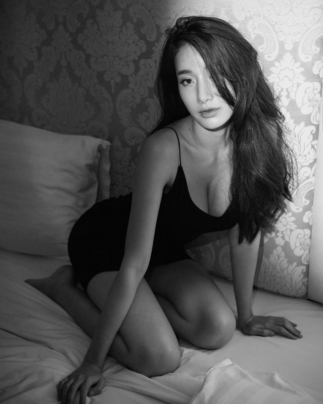 Với body mảnh mai cùng đôi chân thon dài, Pichana Yoosuk trở nên hấp hẫn mỗi khi xuất hiện.