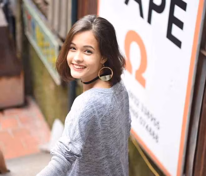 Thỉnh thoảng, Linh lại có những chuyến đi dài ngày sang châu Âu để thăm gia đình nhà nội và du lịch.