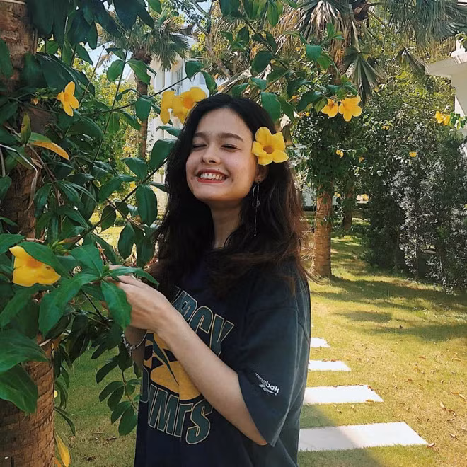 Cũng như những con lai khác, Linh thừa hưởng những nét đẹp pha trộn của cả bố và mẹ. Sống mũi cao vút, đôi mắt sâu, môi gợi cảm đúng chất con gái Pháp.