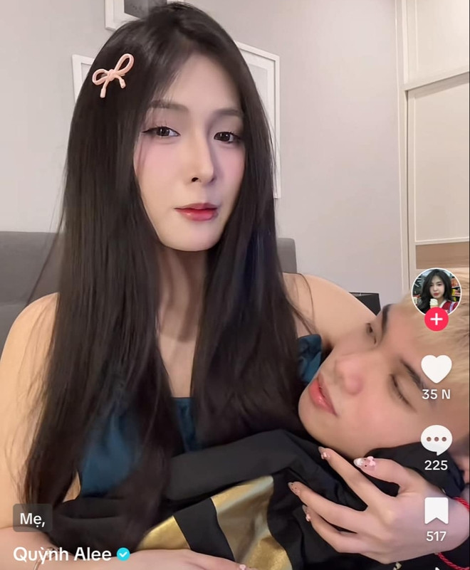 Trong clip, Quỳnh Alee và SGP Fish hoá thân thành "ma ma" và "baby" với hành động nữ TikToker gần như bế ẵm bạn trai.