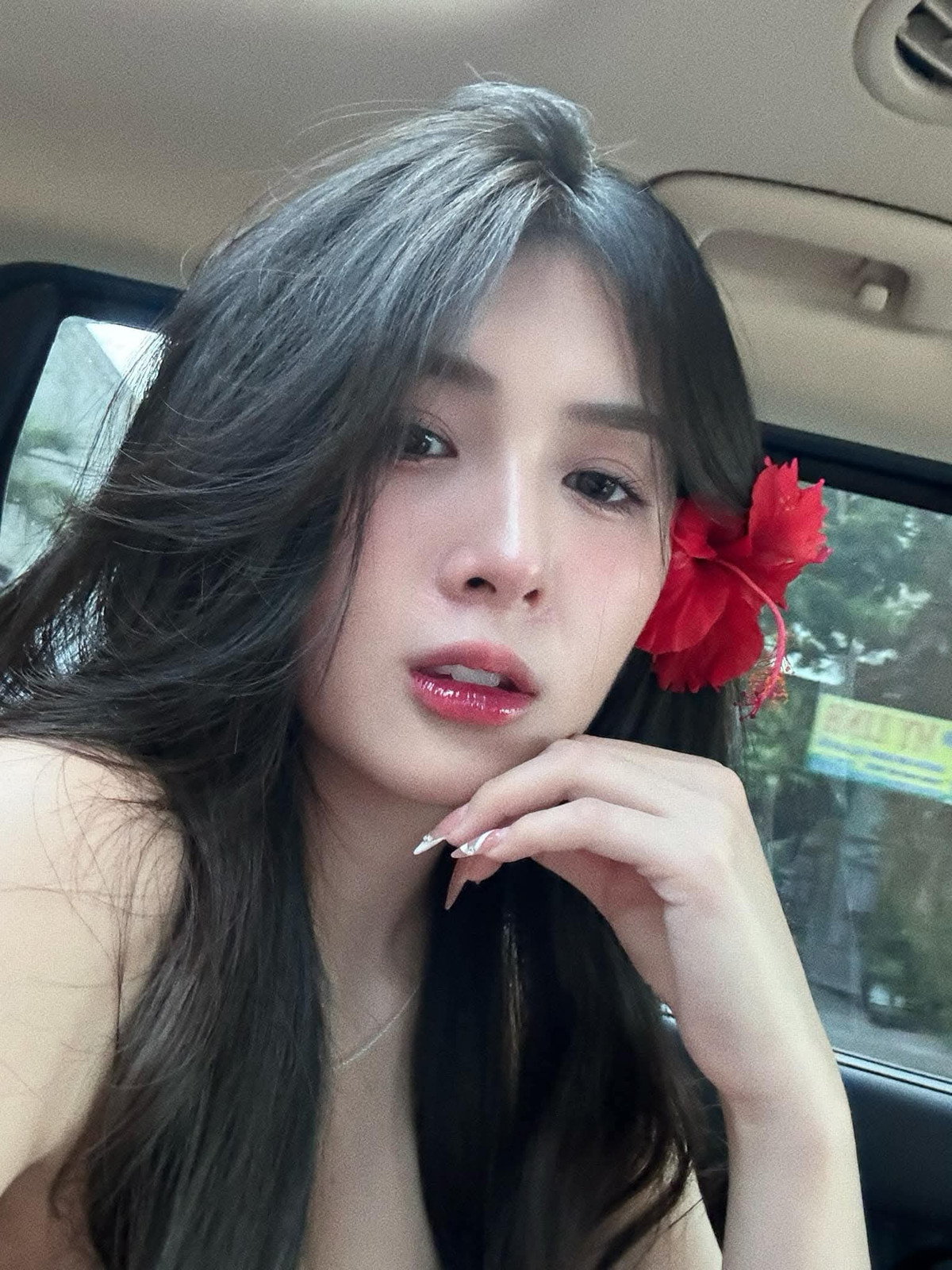 Trên trang cá nhân, Quỳnh Alee thường xuyên khoe những bức ảnh với visual "đỉnh của chóp".