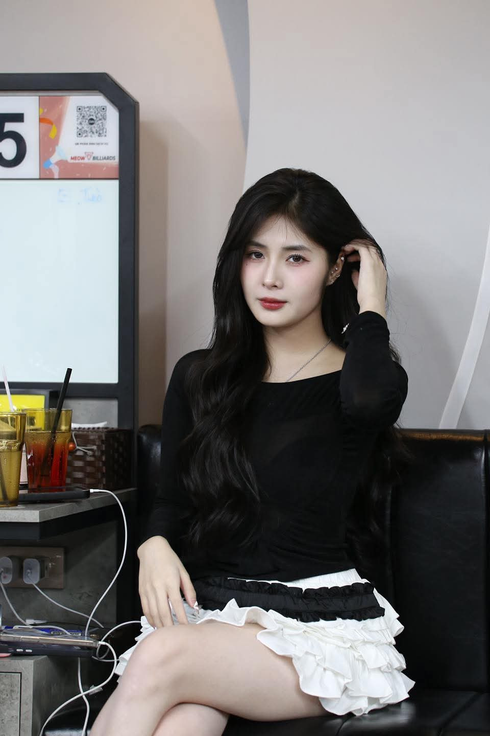 Sau khi cùng nhau trải qua nhiều sóng gió, đặc biệt là khi có những tin đồn về sự chia tay hay những mâu thuẫn trong mối quan hệ, tình cảm giữa Quỳnh Alee và bạn trai game thủ giờ đây vững vàng hơn bao giờ hết.