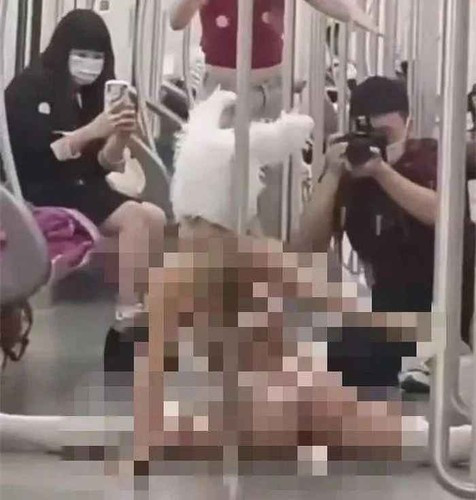 Sẽ không sao nếu cô gái mặc đồ kín che chắn ở bên trong, nhưng người này lại chỉ mặc 1 chiếc áo quây ngắn cũn cỡn.