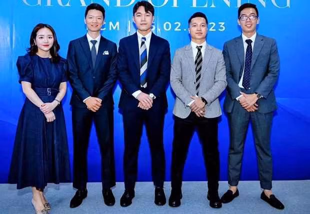 Vừa qua, khi mở rộng một chi nhánh mới tại TP.HCM, Xuân Trường để vợ Nhuệ Giang làm giám đốc chi nhánh Hà Nội.