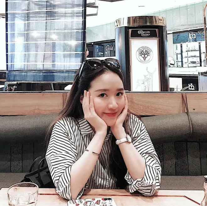 Ngô Nhuệ Giang sinh năm 1993, từng học Đại học RMIT. Gia đình cô sinh sống tại Cầu Giấy, Hà Nội. Cặp đôi này vốn khá kín tiếng trong chuyện tình cảm. Do phụ chồng công việc ở trung tâm nên thời gian gần đây nàng WAG mới xuất hiện nhiều hơn.