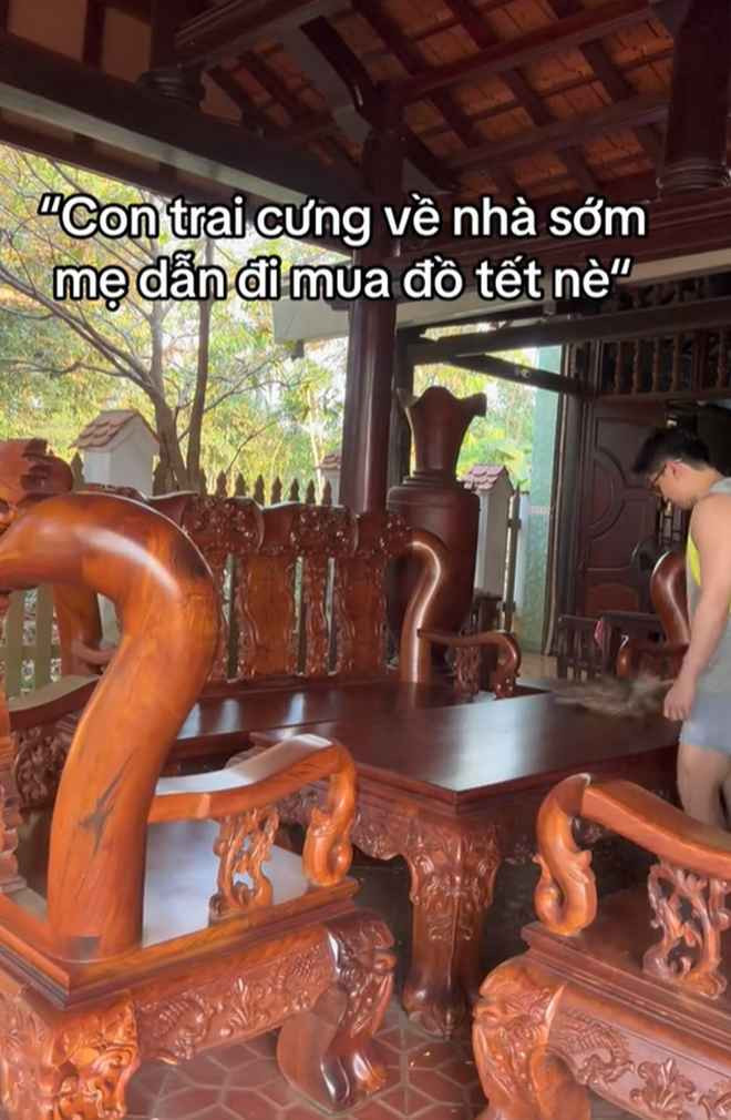 Nghe bố mẹ nói “Con trai/ con gái cưng về quê sớm đi, mẹ dẫn/ cho tiền đi mua đồ Tết” hấp dẫn đúng không? Nhưng hoá ra đây chỉ là một cú lừa, không có đồ Tết nào và cũng chẳng có tiền nong gì, về sớm chỉ để phụ giúp bố mẹ làm đủ thứ việc trên đời như: dọn nhà, lau bàn ghế, tuốt lá mai, phụ bán hàng, rửa bát,...