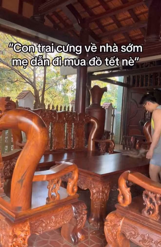 Nghe bố mẹ nói “Con trai/ con gái cưng về quê sớm đi, mẹ dẫn/ cho tiền đi mua đồ Tết” hấp dẫn đúng không? Nhưng hoá ra đây chỉ là một cú lừa, không có đồ Tết nào và cũng chẳng có tiền nong gì, về sớm chỉ để phụ giúp bố mẹ làm đủ thứ việc trên đời như: dọn nhà, lau bàn ghế, tuốt lá mai, phụ bán hàng, rửa bát,...