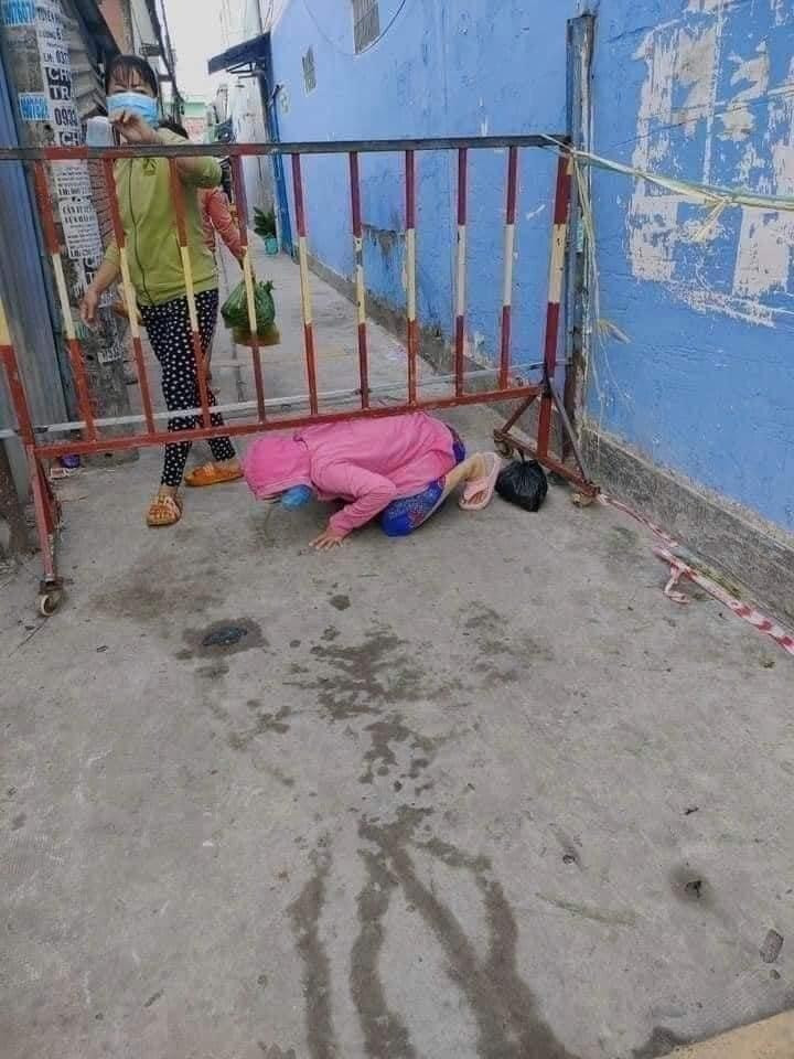 Thấy các chốt kiểm soát dịch, nhiều người dân vẫn tìm cách vượt qua bằng cách luồn mình xuống khoảng trống nhỏ, bò hẳn dưới đất như du kích, hoặc trèo lên hẳn rào chắn...