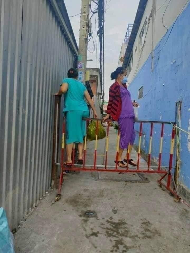 Để ý có thể thấy, trên tay những "đặc công" này là những túi đồ ăn, thực phẩm, có thể là họ vừa đi chợ hay ra siêu thị mua đồ về.