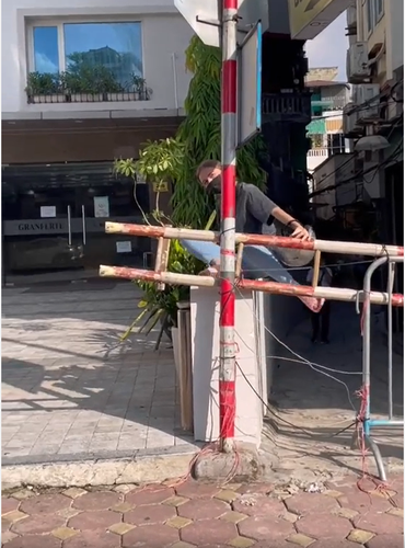 Cách đây chưa lâu, một Tiktoker nổi tiếng cũng nhận vô vàn gạch đá khi leo rào, thông chốt chặn vùng xanh.