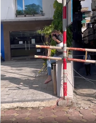 Dù đã bị rào chắn nhưng TikToker người nước ngoài này vẫn cố tình leo qua.