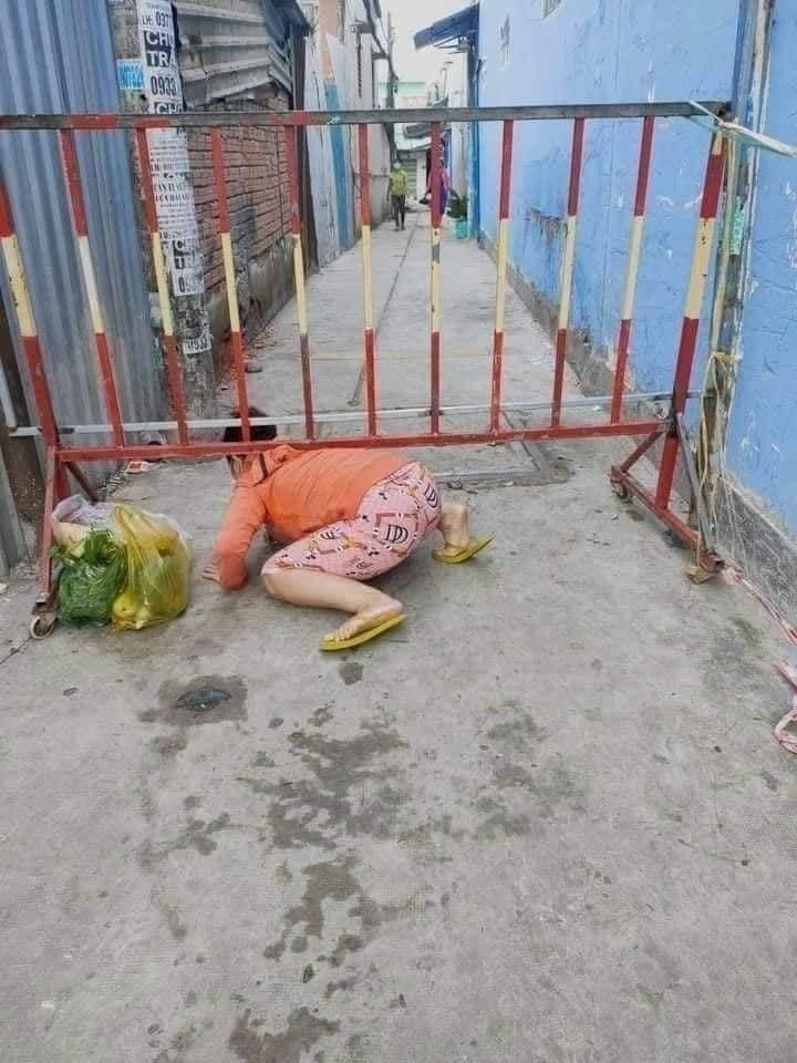 Cụ thể, dòng trạng thái hài hước đã được Fanpage nổi tiếng chia sẻ lại cùng loạt ảnh: "Team đặc công đi mua thực phẩm."