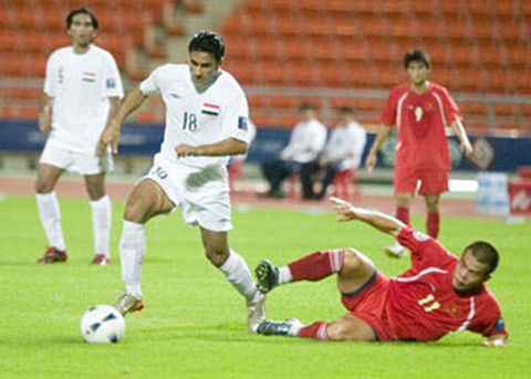 Iraq lần đầu chạm trán với tuyển Việt Nam là ở tứ kết Asian Cup 2007, giải đấu được tổ chức vòng bảng ở 4 quốc gia Đông Nam Á, trong đó có Việt Nam.