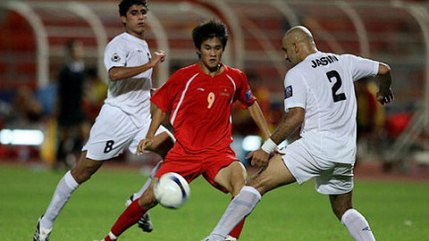 Tuy nhiên, trận đấu giữa Việt Nam và Iraq tại Asian Cup 2007 lại diễn ra ở Thái Lan. Với phong độ thăng hoa của đội trưởng Younis Mahmoud qua một cú đúp, Iraq đã giành chiến thắng 2-0 để giành vé vào bán kết.