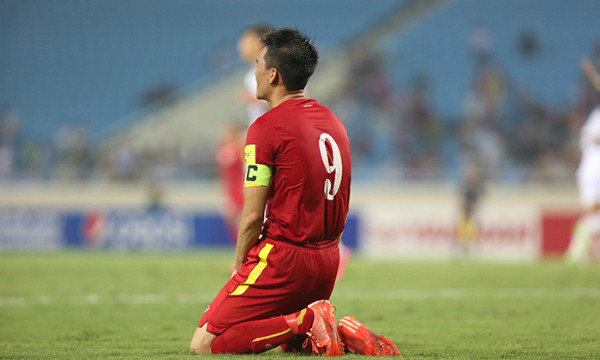 Tưởng chừng như chiến thắng đã thuộc về tuyển Việt Nam thì tới phút bù giờ thứ 6 của hiệp 2 (tổ trọng tài thông báo thời gian bù giờ là 5 phút), trọng tài chính cho Iraq hưởng phạt đền. Trên chấm 11m, Younis Mahmoud ghi bàn giúp đội khách thoát thua ở những giây cuối cùng.