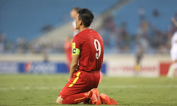 Tưởng chừng như chiến thắng đã thuộc về tuyển Việt Nam thì tới phút bù giờ thứ 6 của hiệp 2 (tổ trọng tài thông báo thời gian bù giờ là 5 phút), trọng tài chính cho Iraq hưởng phạt đền. Trên chấm 11m, Younis Mahmoud ghi bàn giúp đội khách thoát thua ở những giây cuối cùng.