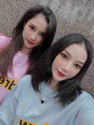 Minh Minh từng đăng dòng trạng thái ẩn ý về những biến động trong tình yêu của cả hai. Cô viết: “Chị thương em, thương hơn cả chính bản thân mình. Tất cả mọi thứ chị làm đều hỏi qua ý kiến của em, đó là sự tôn trọng mà chị dành cho em. Chị đối xử với em theo cách mà chị mong được nhận lại, thế nên đừng làm đau lòng nhau vì những chuyện bên ngoài tình yêu của tụi mình nữa. Và, luôn cố gắng để bây giờ và sau này tình yêu tụi mình là năng lượng khiến tụi mình vui vẻ cả ngày, vừa thức giấc đã mỉm cười, tối đến yên tâm ngủ. Làm bất cứ điều gì cũng tràn đầy động lực, ngập tràn mong đợi cho tương lai. Cảm giác ấy phải luôn được giữ nguyên vẹn, em nhé”.