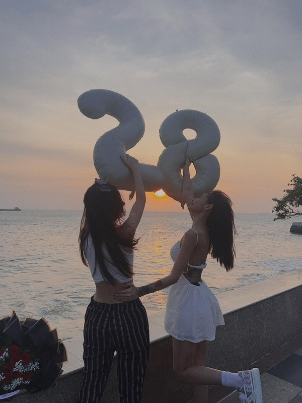 Có thể thấy, trải qua bao sóng gió, họ vẫn nắm chặt tay, không buông rời đối phương bởi mỗi người đã là những phần không thể thiếu trong cuộc sống của người kia.