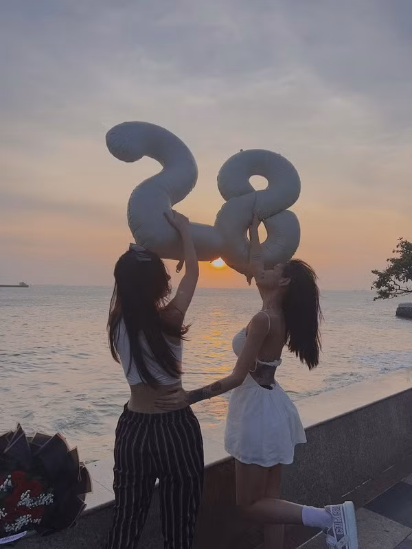 Có thể thấy, trải qua bao sóng gió, họ vẫn nắm chặt tay, không buông rời đối phương bởi mỗi người đã là những phần không thể thiếu trong cuộc sống của người kia.