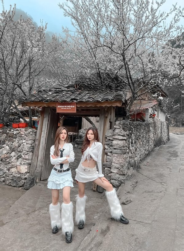 Jin và Xíu cũng không ngần ngại công khai thể hiện tình cảm, dành những lời nói ngọt ngào cho nhau.