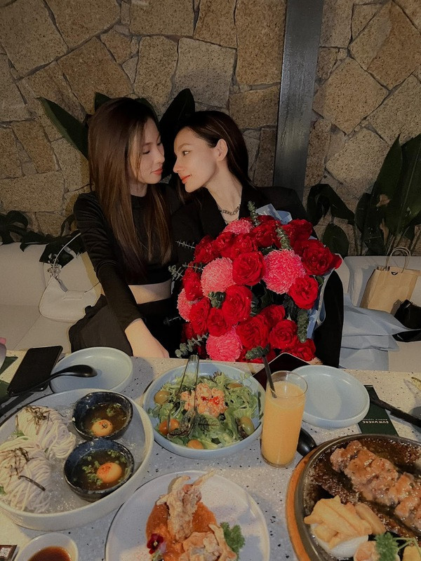 Đây không phải là lần đầu tiên CEO Minh Minh dành những lời nói ngọt ngào cho bạn gái của mình. Với Minh Minh, Anh Thư dường như đã trở thành người nhà, một người vô cùng quan trọng.