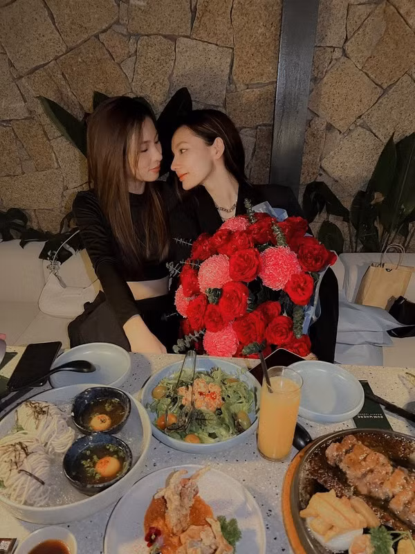 Đây không phải là lần đầu tiên CEO Minh Minh dành những lời nói ngọt ngào cho bạn gái của mình. Với Minh Minh, Anh Thư dường như đã trở thành người nhà, một người vô cùng quan trọng.