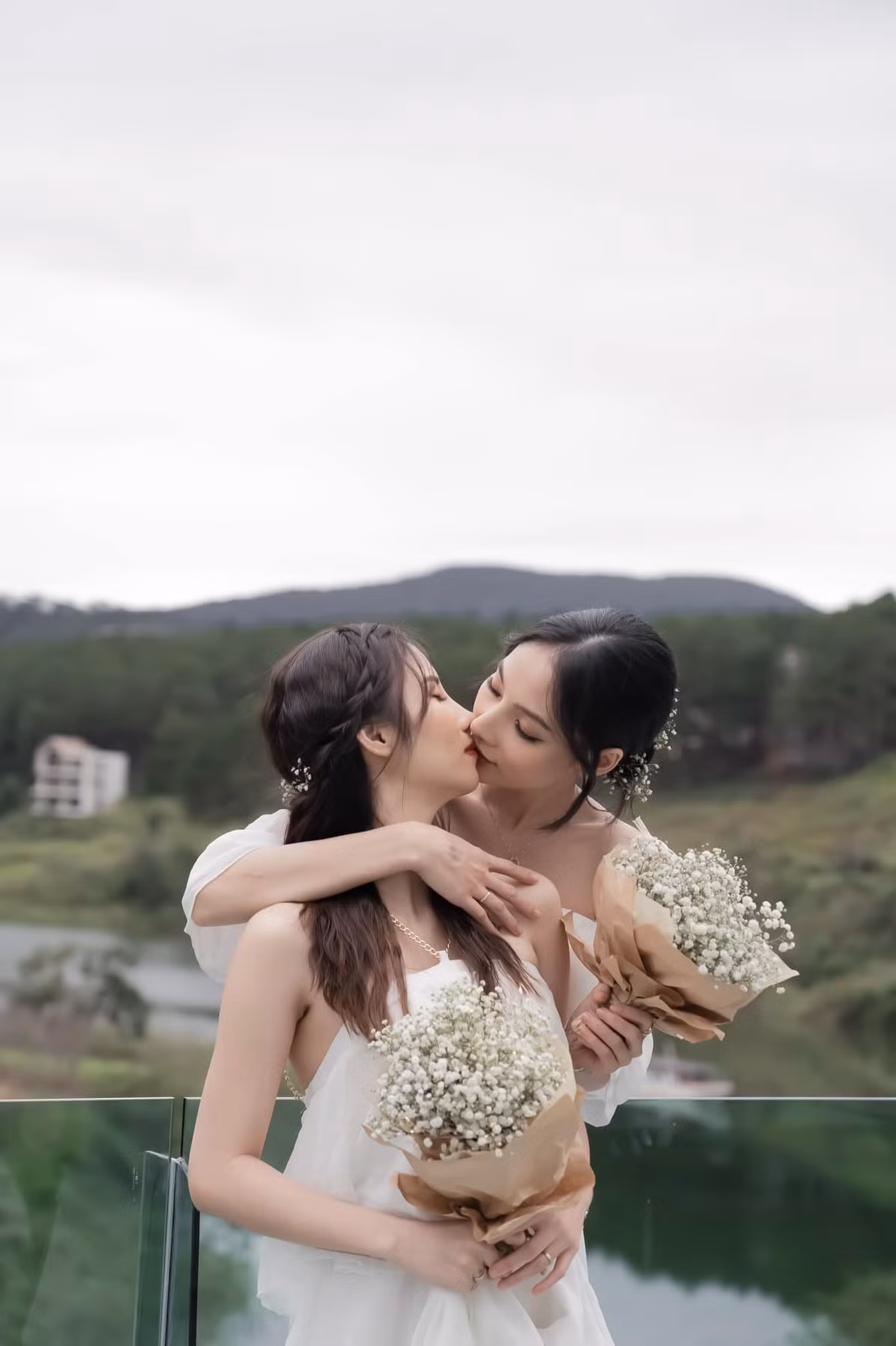 Dù được gia đình ủng hộ, có nhiều người yêu thương nhưng không phải tình yêu lúc nào cũng có thể bình lặng trôi qua. Thế nhưng, sau tất cả, cặp đôi Jin - Xíu vẫn vượt qua và ở bên nhau, đồng hành cùng nhau.