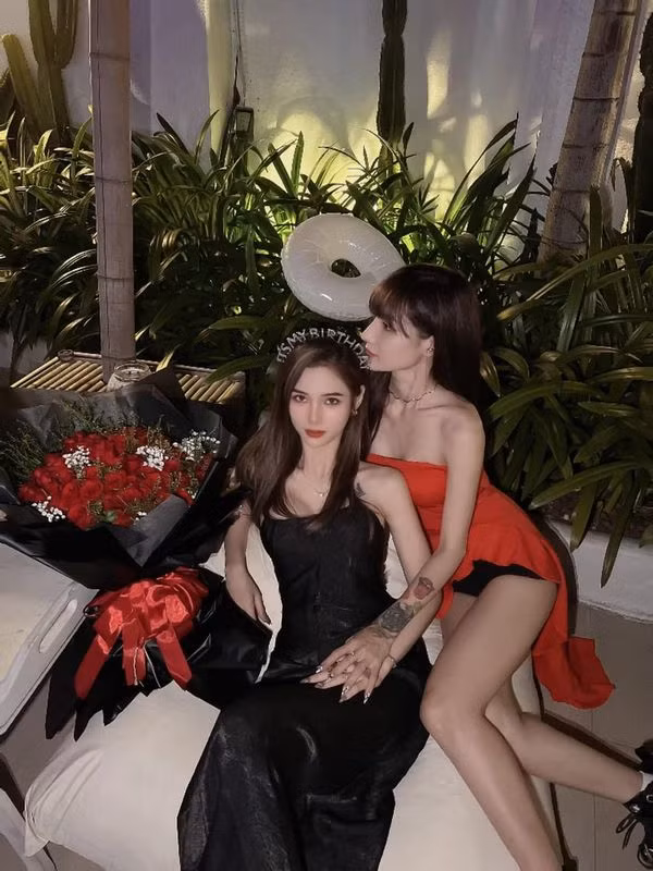 Thời điểm trước, Minh Minh cũng từng chia sẻ về hành trình đi “tìm con” của mình. Cô viết: “Ngày tháng năm sau này, sẽ luôn có chị và em bên nhau. Chúng ta cùng nhau nắm tay đi qua mọi thứ, đôi lúc sẽ có những cái gai vào gót chân, mình cùng gỡ ra và đi tiếp em nhé. Ngày tháng năm cùng đi tìm bảo bối”.