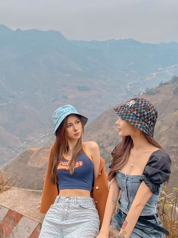 Mới đây, trên kênh cá nhân của mình, Jin dành những lời yêu thương tới cô bạn gái nhỏ. Cô nàng viết: “Sau 30 năm chị cũng hiểu tất cả là như thế nào. Đó có nghĩa là khi chị gặp em, gom hết yêu thương chị dành cho một người con gái. Tất cả lại chẳng phải là chinh phục được cả thế giới mà lại là chinh phục được trái tim em, gom từng mảnh yêu thương lại để chứng minh tình yêu chị dành cho em là thật. Tất cả của chị là em”.