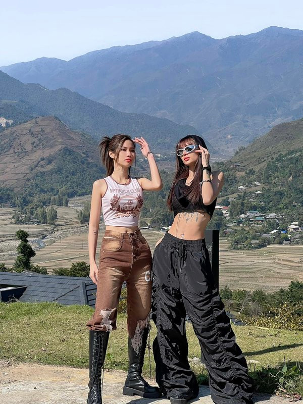 Cặp đồng tính nữ Minh Minh và Anh Thư (tên thân mật là Jin - Xíu) là cái tên không còn xa lạ gì với nhiều người. Đặc biệt, khi chứng kiến tình yêu ngọt ngào mà họ dành cho nhau, nhiều bạn trẻ càng cảm thấy ngưỡng mộ và yêu thương cặp đôi hơn.