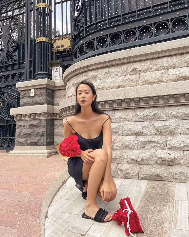 Giải thích cho màn tự "bóc phốt" trên Instagram, Amandine cho biết: "Khi Amandine đi xe máy nhưng trời nắng quá" và không quên đính kèm con số 33 độ C.