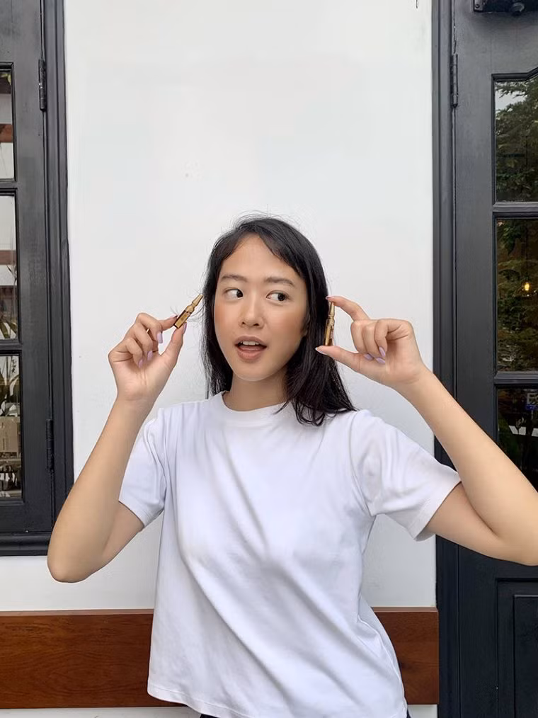 Chẳng cần trang điểm quá đậm nhưng Amandine vẫn khiến người khác phải ngước nhìn.