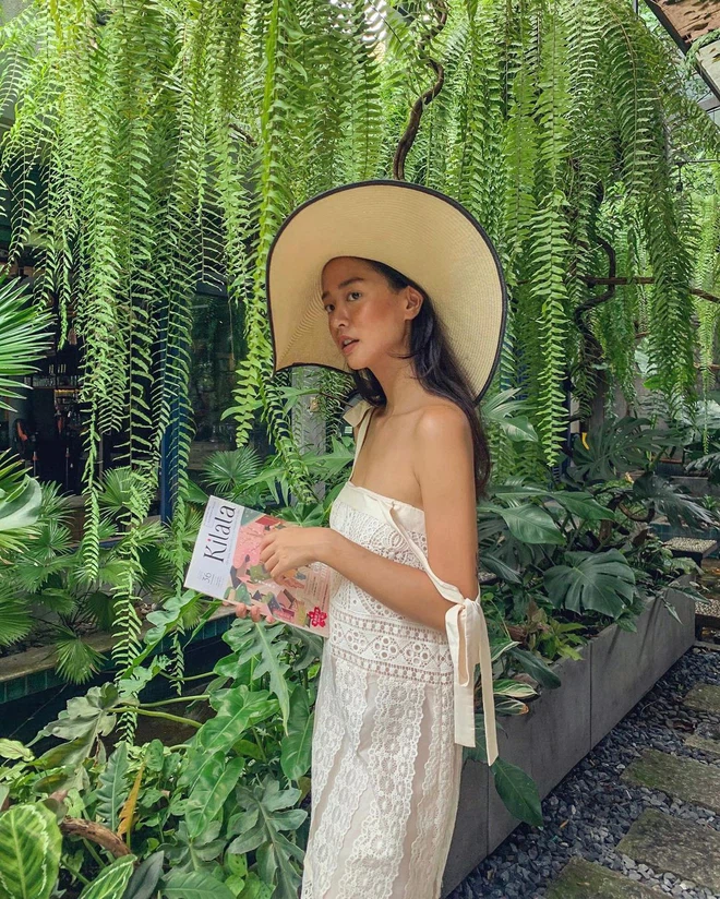 Thật ra, Amandine có khác biệt một trời một vực giữa trên mạng - ngoài đời thì nhiều người cũng không lạ lẫm lắm.