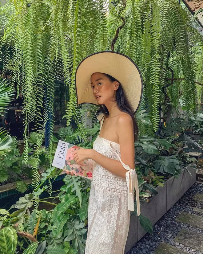 Thật ra, Amandine có khác biệt một trời một vực giữa trên mạng - ngoài đời thì nhiều người cũng không lạ lẫm lắm.