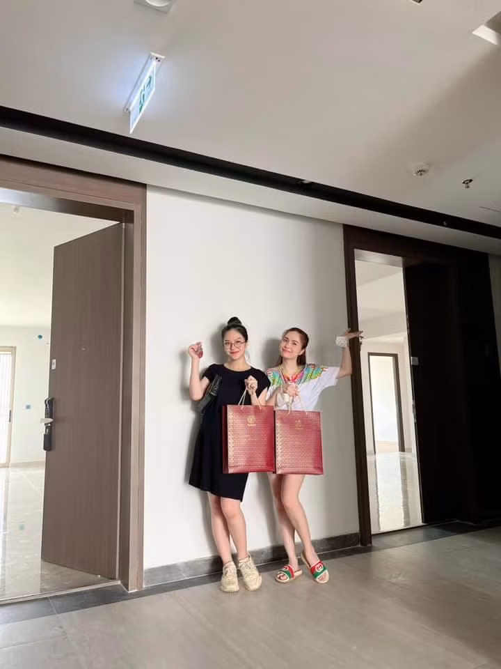 Theo thông tin từ nữ đại gia, sau khi biết giá trị căn hộ đắt đỏ, em gái của Di Băng đã đồng ý mua.