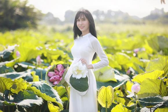 "Nàng thơ", "Ngày càng mỏng manh, mềm mại và xinh xắn" là nhận xét của dân mạng về nhan sắc của Lynk Lee.