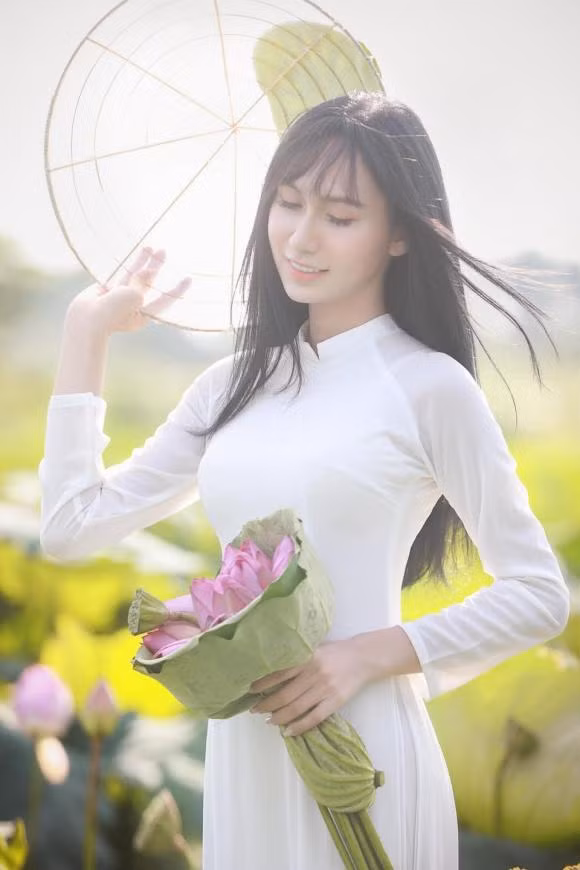 Lynk Lee nhận được nhiều lời khen khi ngày càng nữ tính và xinh đẹp khi tung ảnh mới chụp bên hoa sen.