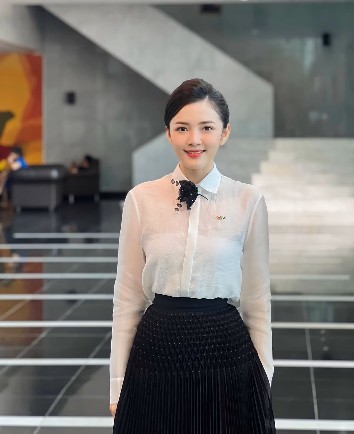 Sau khi tốt nghiệp, Khánh Linh đầu quân trở thành MC thời tiết của VTV. Cô được nhận xét có phong cách dẫn thanh lịch, nhẹ nhàng.