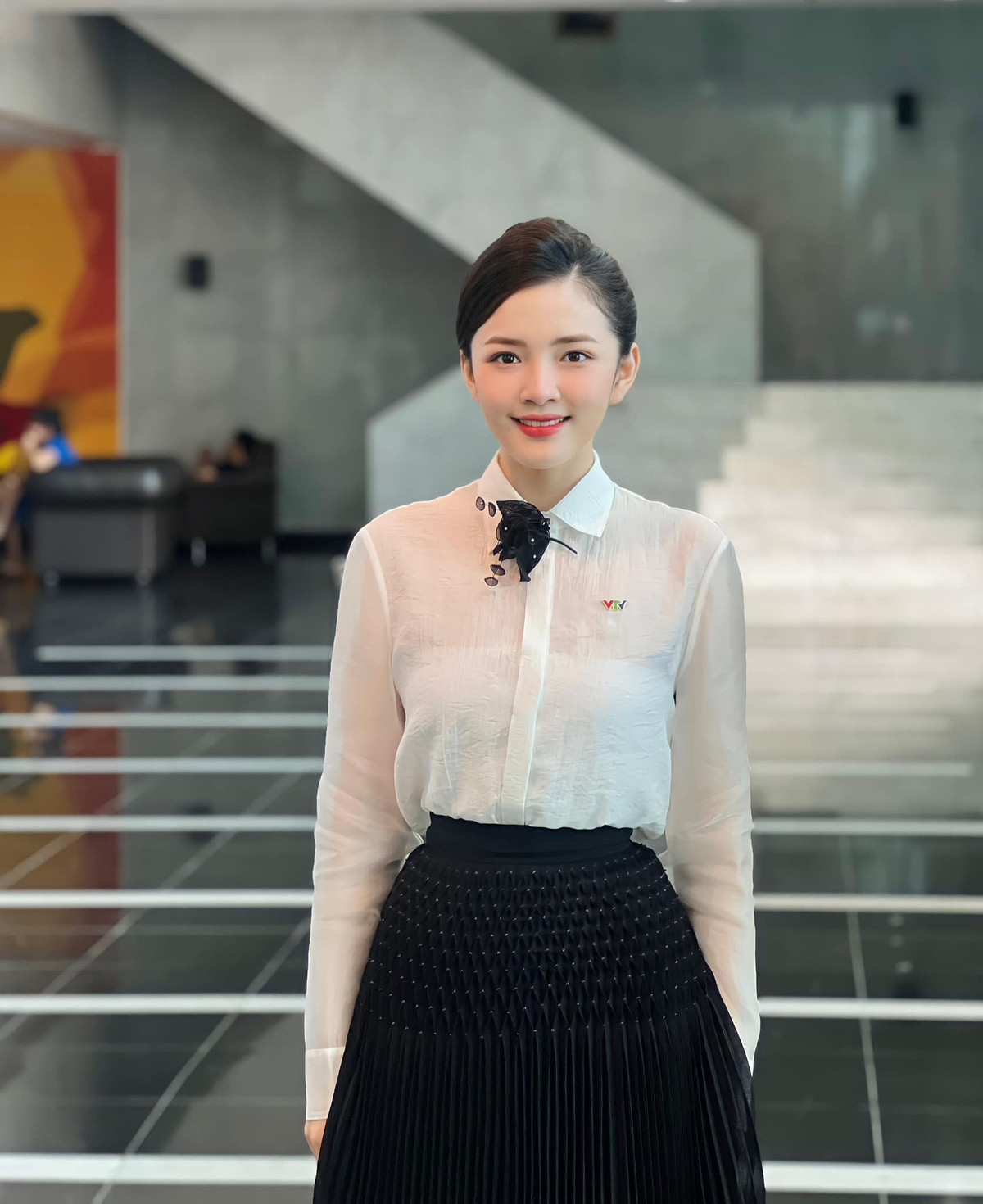 Sau khi tốt nghiệp, Khánh Linh đầu quân trở thành MC thời tiết của VTV. Cô được nhận xét có phong cách dẫn thanh lịch, nhẹ nhàng.