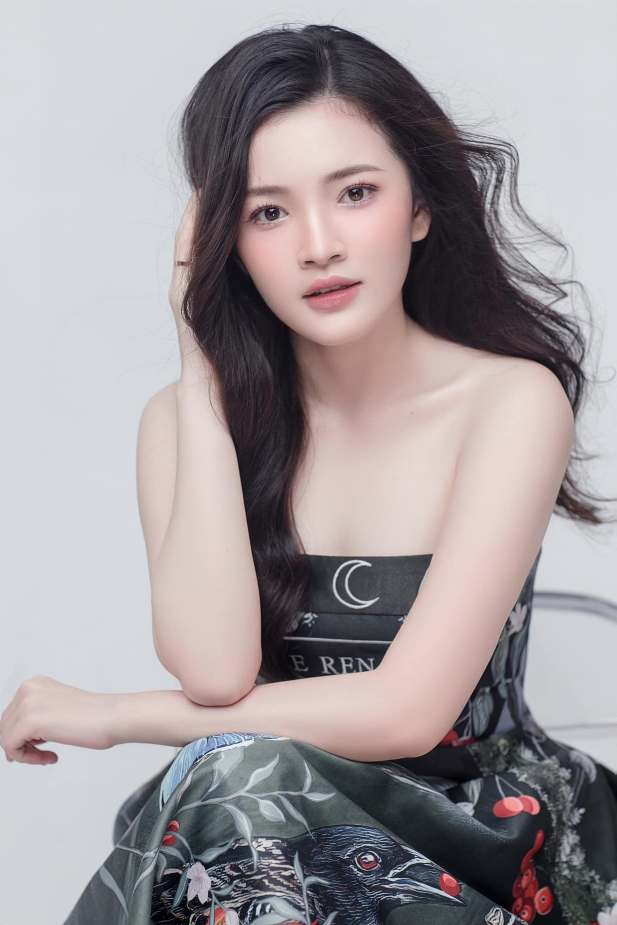 Với vẻ ngoài xinh xắn cùng tính cách năng động, Khánh Linh ngày càng trở thành một MC tự tin trước máy quay, khán giả yêu truyền hình.