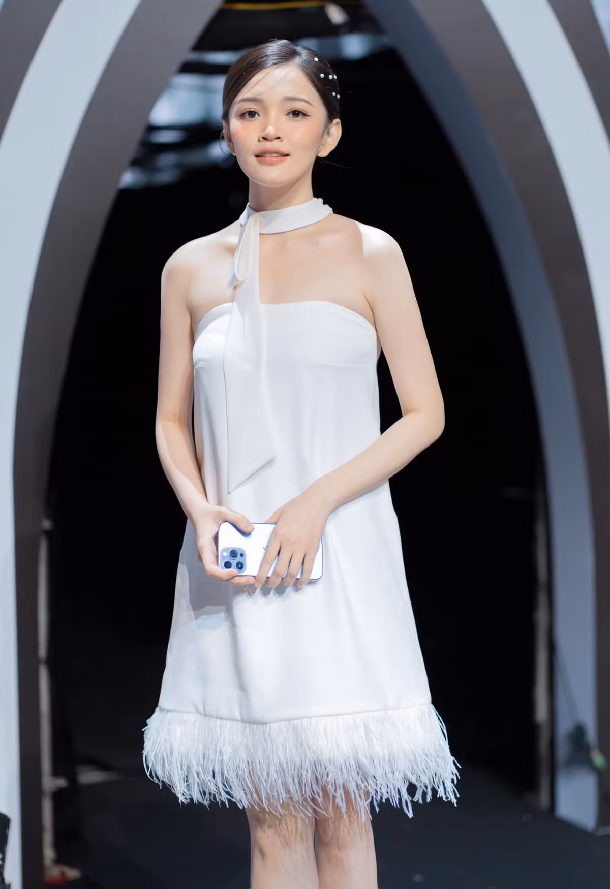 Ngoài công việc, nữ MC cũng thường xuyên chia sẻ những hình ảnh tích cực, triết lý lạc quan trong cuộc sống: "Có hàng ngàn lý do để cười mỗi ngày, hãy dành thời gian và năng lượng để làm những điều mình vui", Khánh Linh viết.