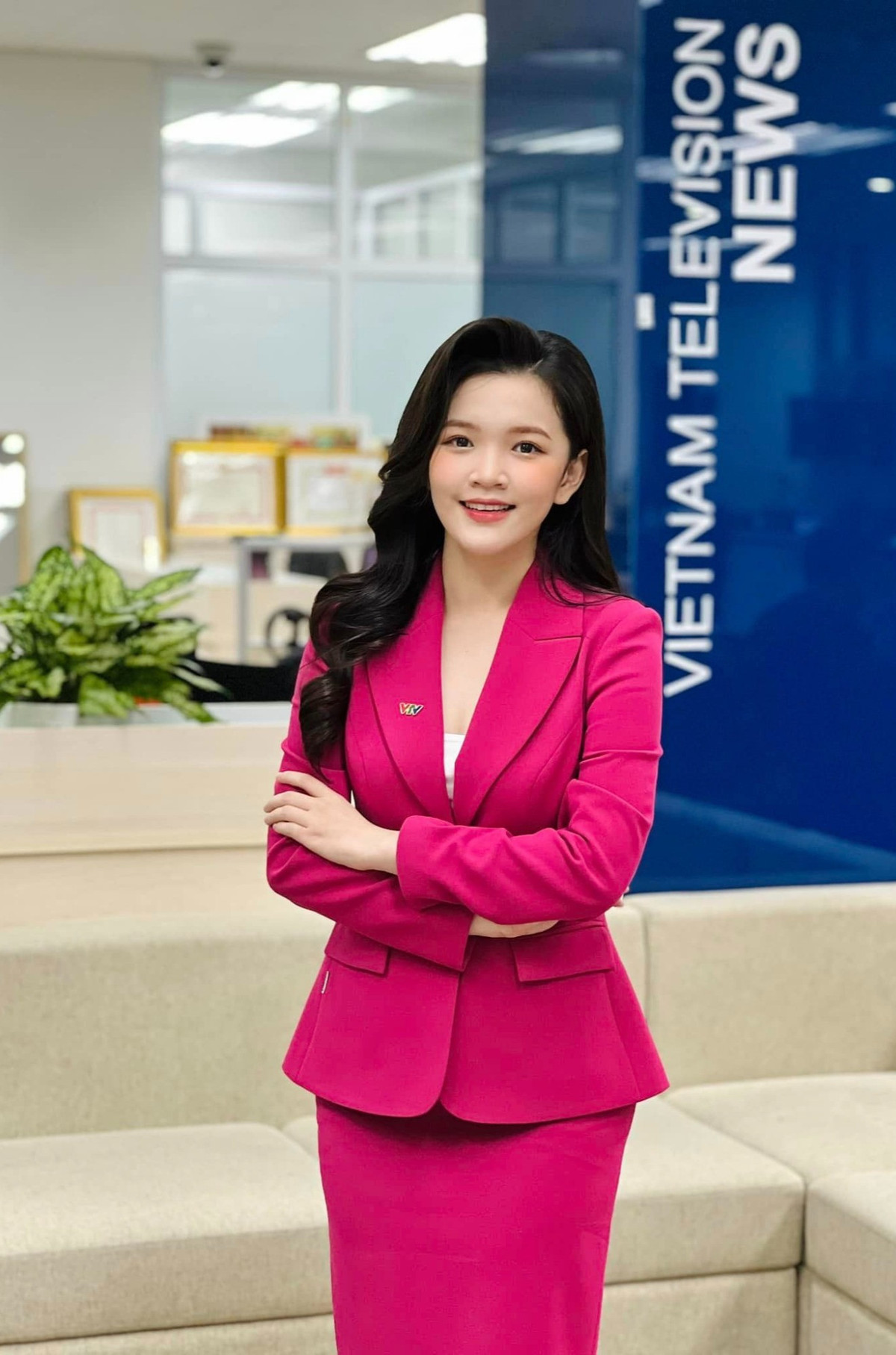 Dù theo học kinh tế nhưng Khánh Linh bén duyên với công việc MC từ khi còn là sinh viên năm 3 đại học. Cô chia sẻ đây là bước ngoặt chuyển hướng đúng đắn của bản thân.