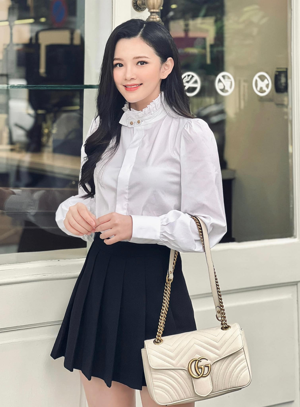 Lên hình với những bộ cánh thanh lịch nhưng ngoài đời, Khánh Linh chuộng những mẫu váy áo khoe vóc dáng mảnh mai, làn da trắng.