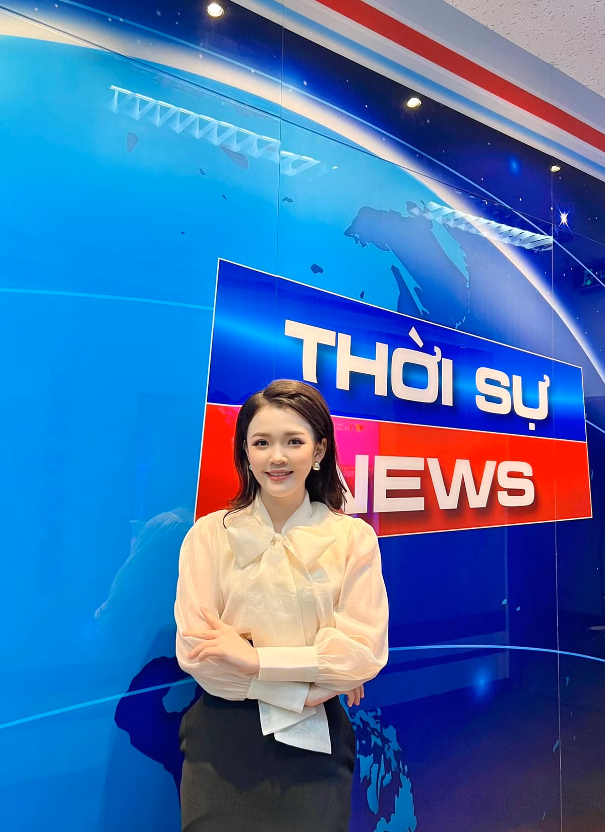 Ngoài công việc là một MC thời tiết, Khánh Linh còn là MC song ngữ, người mẫu ảnh và KOL trên mạng xã hội.