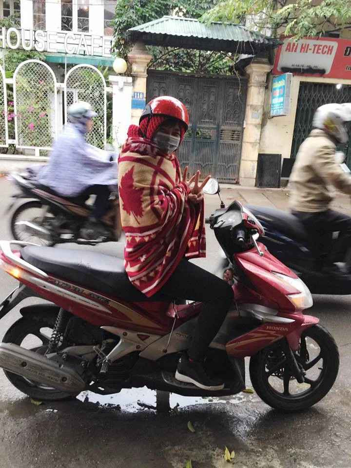 "Đi làm rồi thì chắc là người biết suy nghĩ bạn nhỉ. Có mường tượng đến trường hợp không làm chủ được cái chăn, nó bung ra bị xe khác kéo ngã sấp mặt thì còn cười được nữa không. Có khi hại mình mà còn hại cả xe khác ấy". Là bình luận của dân mạng.