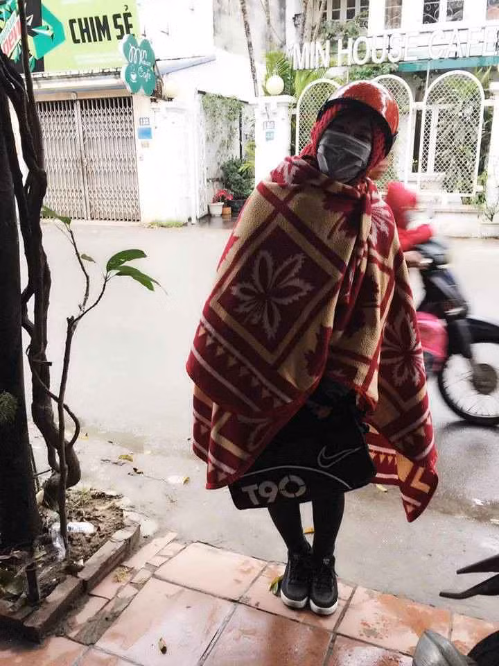 Hành động cuốn chăn tham gia giao thông nghe qua có vẻ hài hước, tuy nhiên lại không nhận được những phản hồi tích cực từ phía cộng đồng mạng.