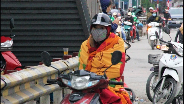 Do vậy, người tham gia giao thông nên hết sức thận trọng, dù vì lý do gì cũng không nên áp dụng những cách chống rét nguy hiểm tương tự khi di chuyển trên đường.