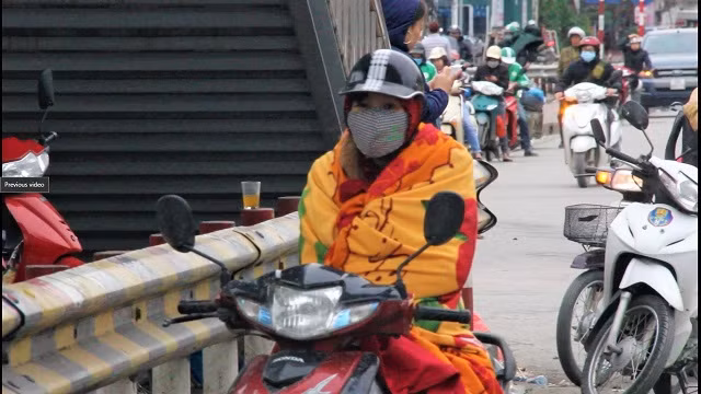 Do vậy, người tham gia giao thông nên hết sức thận trọng, dù vì lý do gì cũng không nên áp dụng những cách chống rét nguy hiểm tương tự khi di chuyển trên đường.