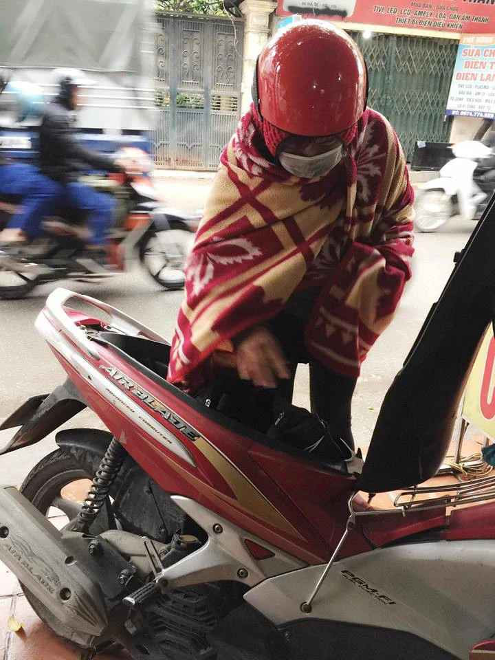 Có vô vàn bình luận quan ngại về những nguy cơ cô gái phải đối mặt khi trót "chơi dại" đã được để lại: "Đôi lúc trên đường đời tấp nập, cần có những người như bạn để thấy cuộc sống vẫn còn nhiều điều thú vị. Ý tưởng nghe có vẻ đúng đấy nhưng ít người dám làm thôi. Bạn biết vì sao không? Nó mà bị cuốn vào bánh xe một phát, nó quật ra đấy thì lại vui"...