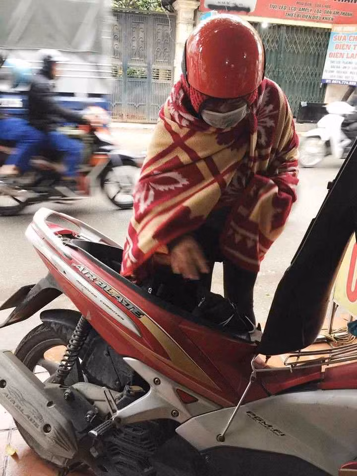 Có vô vàn bình luận quan ngại về những nguy cơ cô gái phải đối mặt khi trót "chơi dại" đã được để lại: "Đôi lúc trên đường đời tấp nập, cần có những người như bạn để thấy cuộc sống vẫn còn nhiều điều thú vị. Ý tưởng nghe có vẻ đúng đấy nhưng ít người dám làm thôi. Bạn biết vì sao không? Nó mà bị cuốn vào bánh xe một phát, nó quật ra đấy thì lại vui"...